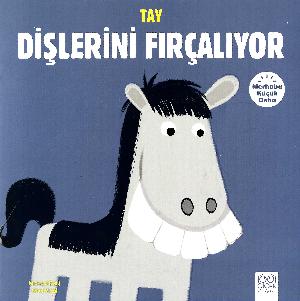 Tay dişlerini fırçalıyor