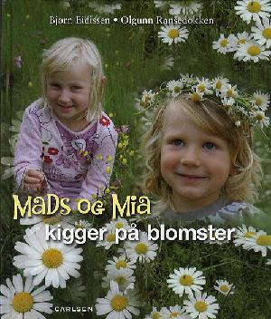 Mads og Mia kigger på blomster