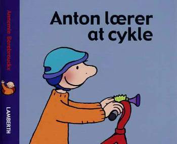 Anton lærer at cykle