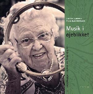 Musik i øjeblikket : en håndbog om musik i ældreplejen