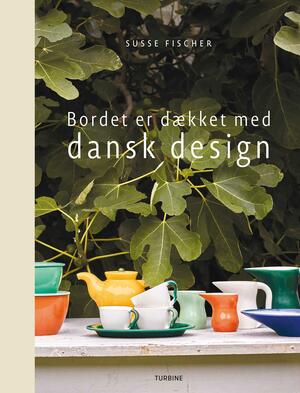 Bordet er dækket med dansk design : Grethe Meyer, Jens Quistgaard, Ursula Munch Petersen, Erik Magnussen, Ole Jensen